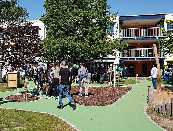 Eltern, Nachbarinnen und Nachbarn konnten beim Fest in der Kita Sonnenschein im Gebiet des QMs Kosmosviertel das neue Kitagelände erkunden. (Bild: Flipp e.V.)