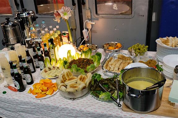 Jihad Issa beeindruckte bei der Abschlussveranstaltung erneut mit einem vielseitigen Buffet. (Bild: QM Hellersdorfer Promenade)