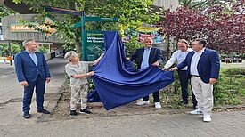Das neue Orientierungssystem markiert den Beginn einer besseren Wegführung im QM-Gebiet Sonnenallee Süd / High-Deck-Siedlung. (Bild: QM High-Deck-Siedlung/Sonnenallee Süd)