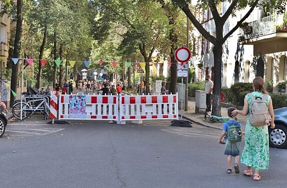 Am 6. September 2023 verwandelte sich die Kattegatstraße in eine Spielstraße für Kinder im Soldiner-Kiez. (Bild: Andrei Schnell, QM-Team)