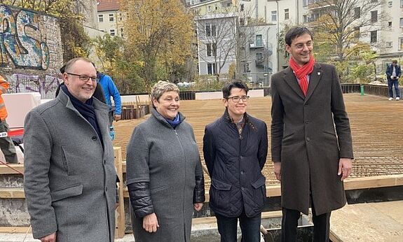Feierten die Grundsteinlegung (von links): Jugendstadtrat Falko Liecke, Bildungsstadträtin Karin Korte, Sandra Obermeyer, Abteilungsleiterin bei der Senatsbauverwaltung, und Neuköllns Bezirksbürgermeister Martin Hikel. Bild: Stadtkümmerei GmbH