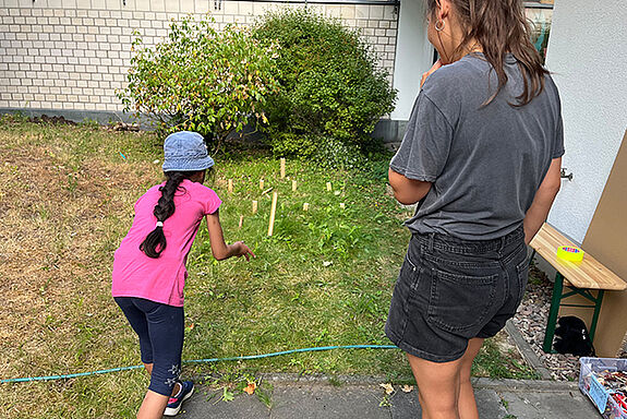 Ein gutes Auge war beim Kubb-Spiel beim QM-Team gefragt. (Bild: QM Glasower Straße)
