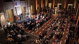 Feierlicher Empfang im Alten Stadthaus: Die Mitglieder der Quartiersräte und Aktionsfondsjurys aus ganz Berlin versammelten sich am 4. September 2023. (Bild: SenStadt, Maren Schütze)