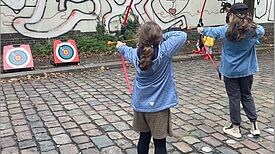 Im QM-Gebiet Pankstraße konnten die Kinder beim Bogenschießen ihre Fähigkeiten unter Beweis stellen. (Bild: QM Pankstraße)