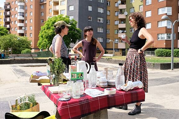 Mitglieder des Kollektivs Anemone sammeln Wünsche und Ideen zur Grünflächengestaltung von Anwohnenden. (Bild: Julian Krischan)