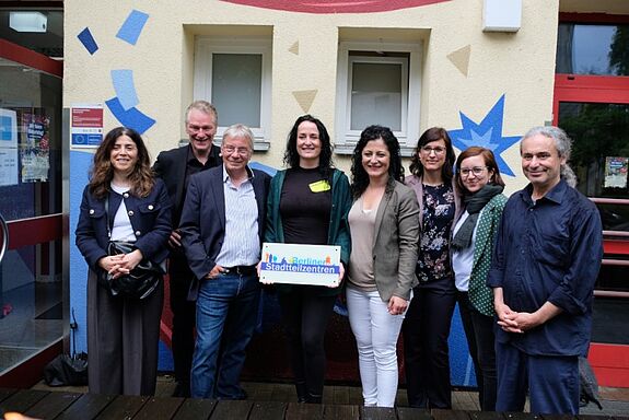 Vertreterinnen und Vertreter aus der Politik und Verwaltung sowie die Leiterin des Mehrgenerationenhauses Wassertor freuen sich über die Ernennung zum Stadtteilzentrum während der Jubiläumsfeier. (Bild: Julian Krischan)