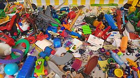 Viel Spielzeug auf einer Tauschparty. Bild: Soldiner-Kiez-Tausch 