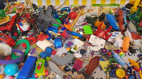 Viel Spielzeug auf einer Tauschparty. Bild: Soldiner-Kiez-Tausch 