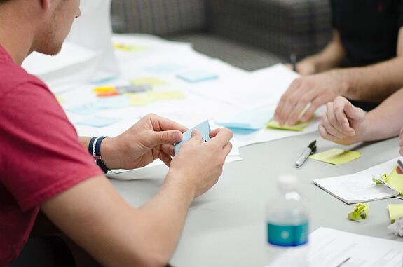 Nachbarinnen und Nachbarn können ihren Kiez über den Aktionsfonds vielfältig mitgestalten. (Bild: Startup Stock Photos / Pexels)