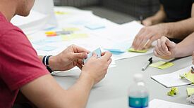 Nachbarinnen und Nachbarn können ihren Kiez über den Aktionsfonds vielfältig mitgestalten. (Bild: Startup Stock Photos / Pexels)