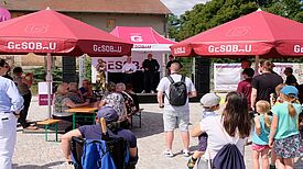 Mit einem offiziellen Festakt und einem Mieterfest wurde der neue Stadtplatz eröffnet. (Bild: Julian Krischan) 