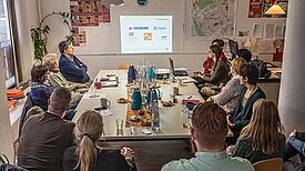 Blick in die Teilnehmenden-Runde der Beamer-Präsentation des Projekts.