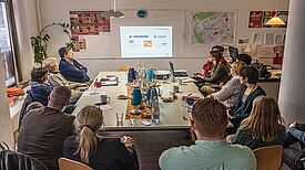 Blick in die Teilnehmenden-Runde der Beamer-Präsentation des Projekts.