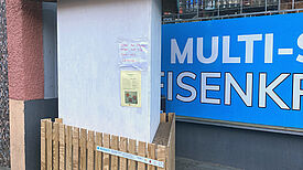 Gut informiert mit dem Kiez-Eck. Direkt vor der Eisenkralle kann sich die Nachbarschaft über neue Angebote informieren. (Bild: Julia Schonlau)