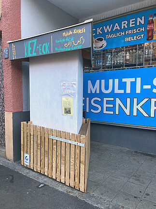 Gut informiert mit dem Kiez-Eck. Direkt vor der Eisenkralle kann sich die Nachbarschaft über neue Angebote informieren. (Bild: Julia Schonlau)
