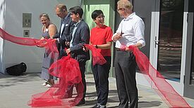 Symbolische Eröffnung: Das rote Band wird zerschnitten. Bild: Dirk Maier, Planergemeinschaft für Stadt und Raum eG