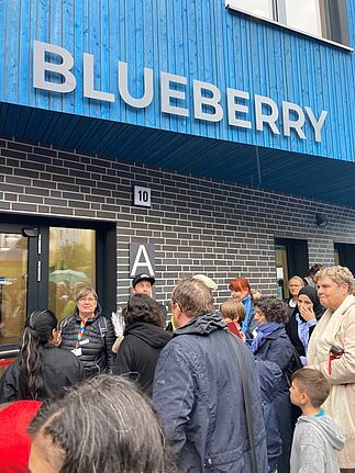 Unverkennbar erstrahlt die Holzfassade des Blueberry in einem leuchtenden Blau. (Bild: QM Flughafenstraße)