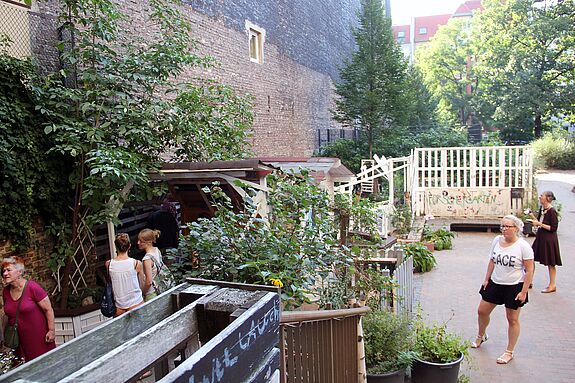 Auf dem Schulhof der Carl-Bolle-Grundschule gibt es einen kleinen Garten zum Erholen. Bild: Kerstin Heinze 