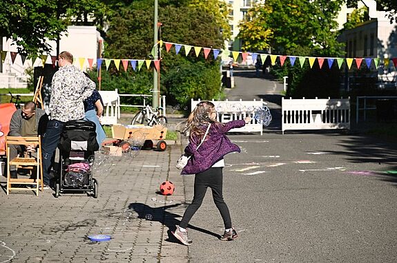 Mit Geschicklichkeitsspielen vom QM Boulevard Kastanienallee belebten Kinder die Spielstraße auf der Maxie-Wander-Straße. (Bild: Aleksejs Bocoks)