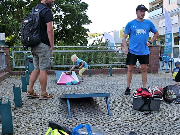Die jungen Teilnehmenden nutzten das Bewegungsangebot vom Verein Sport Kinder Berlin e.V. während des Kiezkonzerts. (Bild: Anka Stahl)