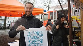 Quartiersmanager Stefan Schulz präsentiert seinen Siebdruck-Beutel mit der Aufschrift „Moabit spielt gegen Rassismus“. (Bild: Gerald Backhaus)