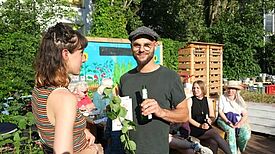 Teilnehmerinnen und Teilnehmer des Rollberger „Sommernachtstraums“ entspannten in der grünen Oase. (Bild: H. Heiland)