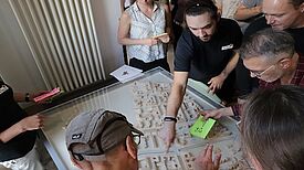 Der Quartiersrat während der Arbeit am Modell des Soldiner Kiez – gemeinsam sind die Projektideen entstanden. Foto: Andrei Schnell