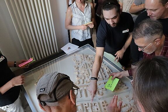 Der Quartiersrat während der Arbeit am Modell des Soldiner Kiez – gemeinsam sind die Projektideen entstanden. Foto: Andrei Schnell