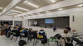 Das letzte Kiezgespräch des Jahres 2023 fand im neuen Mehrzweckraum der Grundschule am Pegasuseck statt. (Bild: Joachim Schmidt)