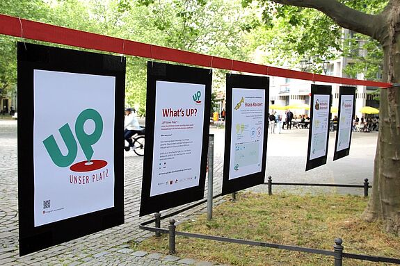 Das Projekt „Belebter Nettelbeckplatz“ nutzte mit seinem neuen „UP! Unser Platz“-Logo die große Bühne des Nettelbeckplatzes, um sich und seine Ideen vorzustellen. (Bild: Dominique Hensel)