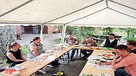 Der Quartiersrat des QMs Alte Hellersdorfer Straße kam im Garten des SOS-Familienzentrums Berlin zusammen. (Bild: Anka Stahl)