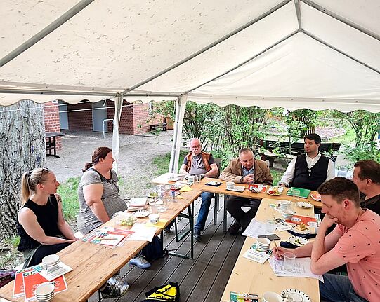 Der Quartiersrat des QMs Alte Hellersdorfer Straße kam im Garten des SOS-Familienzentrums Berlin zusammen. (Bild: Anka Stahl)