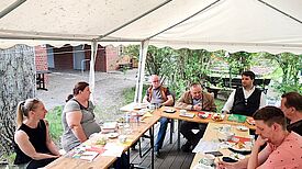 Der Quartiersrat des QMs Alte Hellersdorfer Straße kam im Garten des SOS-Familienzentrums Berlin zusammen. (Bild: Anka Stahl)