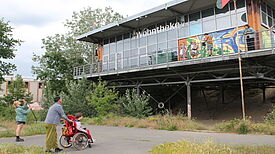 Das Jodelduo „Esels Alptraum“ bei ihrem Auftritt im Regine-Hildebrandt-Park. Bild: QM Hellersdorfer Promenade