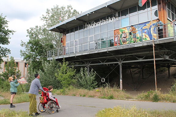 Das Jodelduo „Esels Alptraum“ bei ihrem Auftritt im Regine-Hildebrandt-Park. Bild: QM Hellersdorfer Promenade