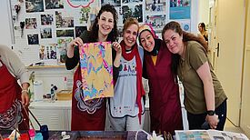 Teilnehmerinnen des Ebru-Workshops präsentieren stolz ihre farbenprächtigen Kunstwerke. (Bild: Birgit Leiß / Webredaktion)
