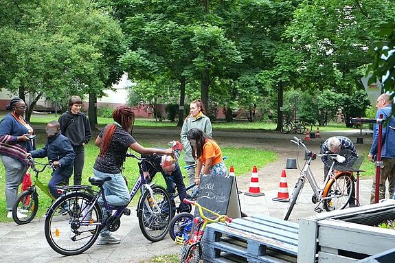 Kinder und Jugendliche lassen ihre Fahrräder überprüfen und nehmen am Fahrradparcours teil, um ihre Fahrkünste zu zeigen. (Bild: QM Dammwegsiedlung/ Weiße Siedlung)