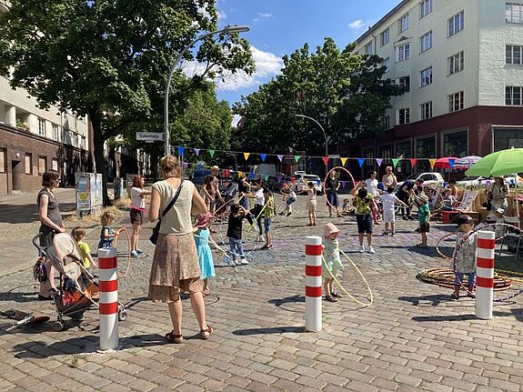 Beim Hula-Hoop konnten alle ihren Hüftschwung üben. (Bild: gruppe F, Annette Wolter und georg+georg)