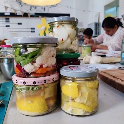 Die Workshop-Teilnehmenden fermentierten verschiedene Gemüse- und Obstsorten. (Bild: Birgit Leiß)