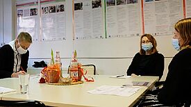 Kiezreporter Julian Krischan hat mit dem QM-Team gesprochen: Irina Warkentin (Mitte) und Wiebke Sieber (rechts). (Bild: QM Hellersdorfer Promenade)