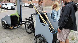 Der offene Laderaum zwischen den Vorderrädern bietet ausreichend Platz für Gartengeräte oder Personen. (Bild: Jens Sethmann)