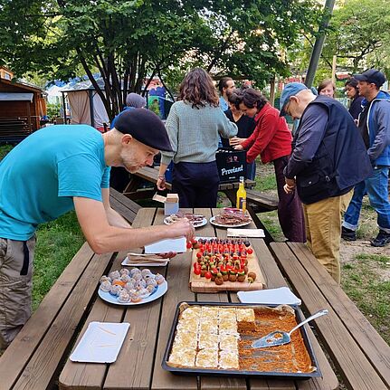 Nach getaner Arbeit stärkten sich die Teilnehmenden bei kalten Getränken und leckeren Snacks. (Bild: QM Birgit Leiß)