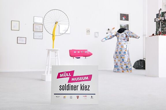Seit März 2019 lädt das Müll-Museum Soldiner Kiez im Gemeindehaus der Stephanus Kirche zu einem kostenlosen Kunstbesuch ein. Nun hat es auch eine eigene Website. Bild: Kathrin Pfaffenschläger