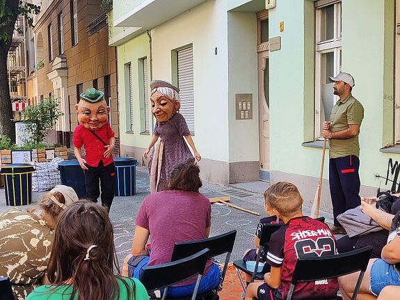 Aufmerksam verfolgten Kinder und Erwachsene die Aufführung. (Bild: Birgit Leiß)