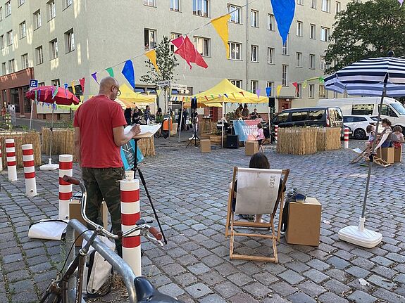Die Liegestühle luden zum Verweilen ein. (Bild: gruppe F, Annette Wolter und georg+georg)
