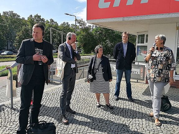 Teil des Rundgangs (von links): Klaus Lederer,  Sebastian Scheel, Dagmar Pohle. (Foto: Anka Stahl)  
