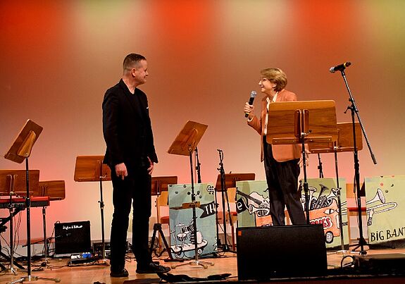 Klaus Lederer, Senator für Kultur und Europa, und Frankreichs Botschafterin Anne-Marie Descôtes eröffneten die Fête de la Musique 2022. (Bild: Undine Ungethüm)