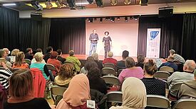 Zahlreiche Anwohnende interessierten sich für die Themen, die beim Stadtteilgespräch besprochen wurden. (Bild: QM Gropiusstadt Nord)