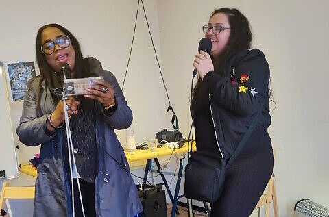 Der Kiezkiosk Open Tiny verwandelt sich alle sechs bis acht Wochen in eine lebhafte Karaoke-Bühne. (Bild: Birgit Leiß)