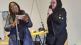 Der Kiezkiosk Open Tiny verwandelt sich alle sechs bis acht Wochen in eine lebhafte Karaoke-Bühne. (Bild: Birgit Leiß)